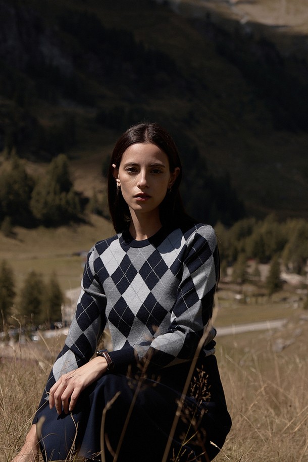 발투르 울 다이아 스웨터는 여성용 니트/스웨터로, 가을과 겨울에 따뜻하게 입을 수 있습니다. 네이비 컬러의 레귤러핏 라운드넥 긴소매 스웨터로, 일상복과 비즈니스룩 모두에 잘 어울립니다. 12GG 편직으로 제작되어 부드러운 촉감과 자연스러운 신축성을 제공하며, 17.5미크론 이하 메리노 울 소재로 보온성과 흡습성을 높였습니다. 클래식하고 베이직한 아가일 패턴과 두꺼운 두께감으로, 오피스룩, 비즈니스 캐주얼, 겨울 데일리룩 등 다양한 TPO에 활용 가능합니다.
