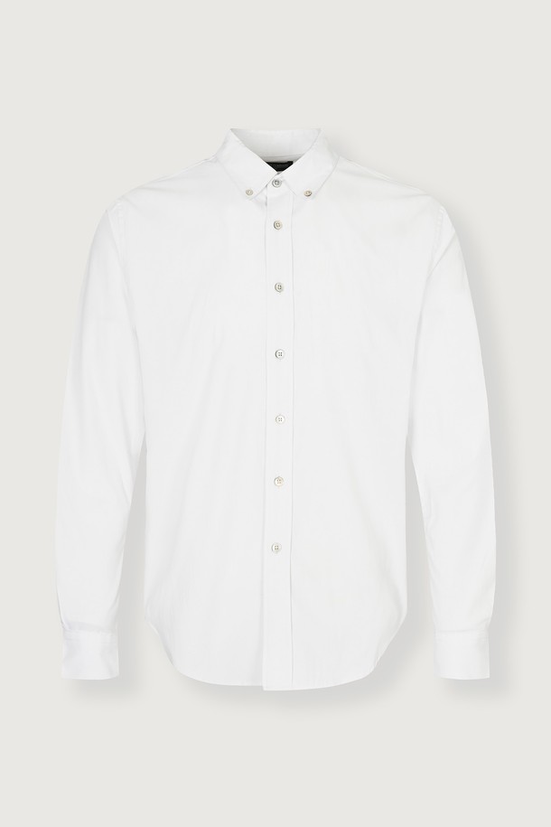 테오둘(Teodul) 코튼 드레스 셔츠는 남성을 위한 클래식 스타일의 드레스 셔츠입니다. 루센트 화이트 컬러의 무지 디자인으로, 격식 있는 자리에 적합하며 오피스룩, 회의룩, 면접룩에 잘 어울립니다. 부드럽고 매끄러운 촉감의 면과 폴리에스터 혼방 소재로 제작되었으며, 레귤러 기장, 버튼다운 칼라, 긴 소매, 클래식 핏을 적용했습니다. 라운드형 밑단, 소매 조절 단추, 자개 단추 등 섬세한 디테일이 특징입니다.
