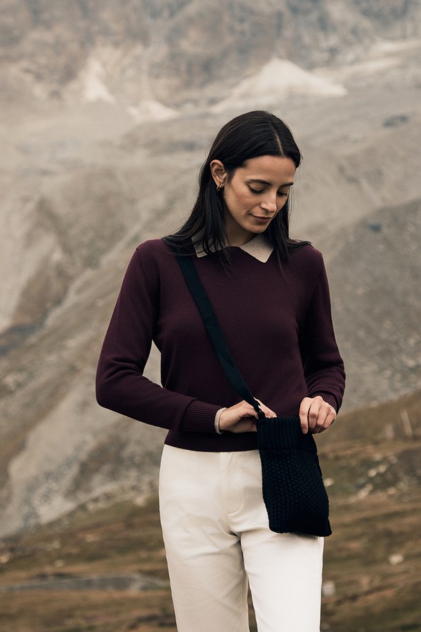 발투르 울 미니 백은 울트라 파인 메리노 울 100% 소재로 제작되어 부드럽고 매끄러운 촉감을 선사합니다. 로우 게이지 편직 기법으로 제작되어 입체감 있는 짜임이 돋보이며, 모던하고 단정한 디자인으로 비즈니스 캐주얼 및 오피스룩에 잘 어울립니다. 가방은 미니 사이즈에 사각형 모양이며, 카멜리 크림과 오닉스 블랙 두 가지 컬러로 출시되었습니다. 보온, 통기, 습도 조절 기능이 뛰어나며, 스냅형 잠금 방식으로 편리하게 사용 가능합니다. 클래식, 미니멀, 시크 스타일을 선호하는 여성분들께 추천하는 데일리 백입니다.
