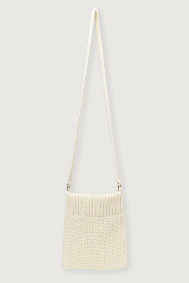 발투르 울 미니 백은 모던하고 우아한 스타일을 추구하는 여성들을 위한 미니 백입니다. 아이보리, 화이트 컬러의 울 소재로 제작되었으며, 로우 게이지 편직 니트 패턴이 특징입니다. 울트라 파인 메리노 울 100% 소재를 사용하여 실크같이 매끄러운 촉감과 뛰어난 통기성, 체온 유지 기능을 제공합니다. 사각 디자인에 스냅 잠금 방식으로, 비즈니스 캐주얼 및 출근룩, 클래식, 미니멀, 시크 스타일을 즐겨 입는 고객에게 적합합니다.
