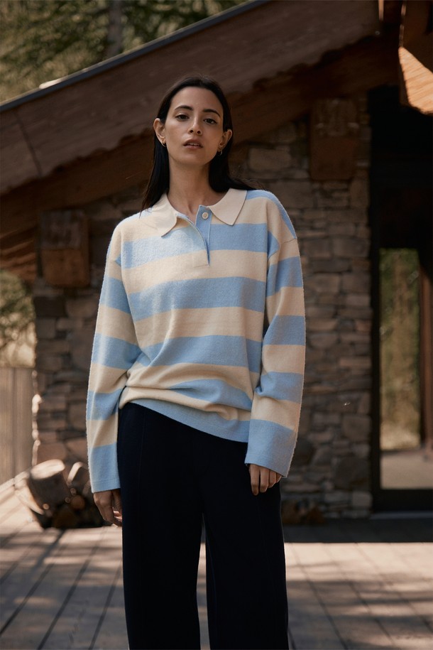 안테이 캐시미어 스웨터는 모 70%와 캐시미어 30%를 혼방하여 부드러운 촉감을 자랑하며, 가을, 겨울 시즌에 적합한 여성용 상의입니다. 릴랙스 핏의 두꺼운 두께감으로 포근함을 더하며, 브라운과 스트라이프 두 가지 색상으로 출시되었습니다. 칼라 넥 라인과 긴 소매, 브러쉬드 가공, 자개 단추 디테일, 그리고 브랜드 로고 인그레이빙이 클래식하고 베이직한 스타일을 완성합니다. 겨울 데일리룩, 모임룩, 카페룩 등 다양한 TPO에 활용 가능하며, 미니멀하고 캐주얼한 스타일을 연출하기 좋습니다.
