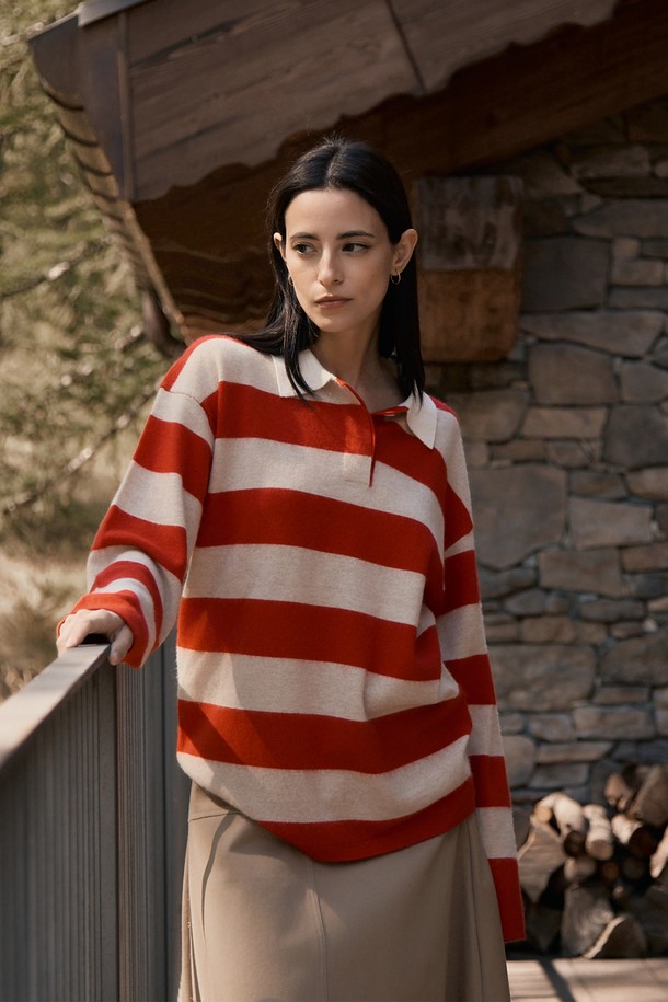 안테이 캐시미어 스웨터는 부드러운 촉감의 프리미엄 캐시미어와 메리노 울 혼방 소재로 제작되어 가을, 겨울 시즌에 따뜻하고 포근하게 착용할 수 있습니다. 루즈핏에 긴 소매, 홀로 네크라인 디자인으로 클래식하면서도 세련된 스타일을 연출하며, 브라운 컬러의 스트라이프 패턴이 은은한 텍스처와 함께 고급스러운 분위기를 더합니다. 두꺼운 두께감과 포근한 볼륨감으로 보온성을 높였으며, 가려움 없는 착용감을 선사합니다. 천연 자개 단추 장식으로 섬세함을 더한 이 스웨터는 겨울 데일리룩, 모임룩, 카페룩 등 다양한 TPO에 클래식, 미니멀, 캐주얼 스타일로 활용하기 좋습니다.
