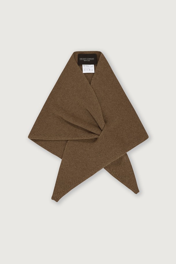 브뢰유 베이비 캐시미어 스카프는 생후 12개월 미만 산양의 최상급 캐시미어로 제작되어 부드러운 촉감을 선사합니다. 겨울철 데일리룩에 클래식하고 미니멀한 멋을 더해주는 브라운 컬러의 무지 스카프입니다. 목선을 자연스럽게 감싸 안는 삼각형태 디자인으로 보온성을 높였으며, 선염 염색 기법으로 고급스러움을 더했습니다. 추운 계절, 아이에게 따뜻함과 스타일을 동시에 선물하세요.
