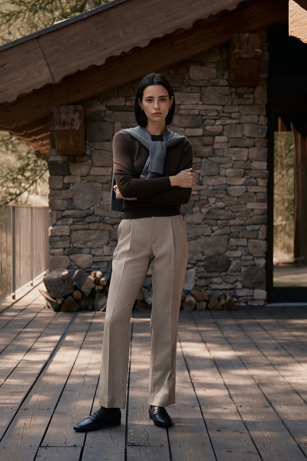 브뢰유 베이비 캐시미어 숄 케이프는 부드러운 촉감의 캐시미어 소재로 제작되어 겨울철 보온성을 책임지는 아이템입니다. 우아하고 클래식한 스타일로, 어떤 룩에도 잘 어울려 데일리룩에 활용하기 좋습니다. 울트라 파인 메리노 울 소재를 사용하여 통기성이 우수하며, 이너 또는 아우터 위에 레이어링하여 다양한 스타일 연출이 가능합니다. 습도 조절 기능으로 쾌적한 착용감을 선사합니다. 브라운 컬러의 클래식한 디자인이 특징입니다.
