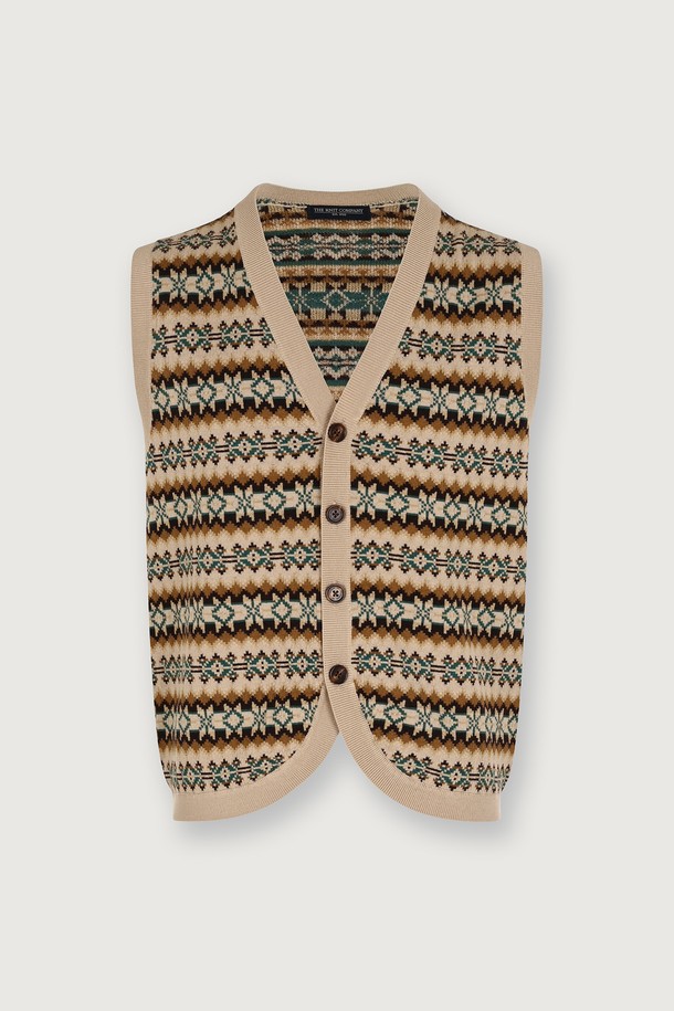 발투르 울 페어아일 베스트는 남성용 베스트로, 가을과 겨울에 착용하기 좋습니다. 아게이트 베이지 컬러의 레귤러핏으로 제작되었으며, 클래식하고 미니멀한 스타일을 연출합니다. 두꺼운 울 소재에 부드러운 촉감, 다색 자카드 편직과 기하학 패턴의 페어아일 무늬가 특징입니다. V넥 라인과 민소매 디자인으로, 버튼 여밈 방식과 천연 소재 단추, 곡선 형태 마감 디테일이 돋보입니다. 비즈니스 캐주얼, 출근룩, 겨울 데일리룩 등 다양한 TPO에 활용할 수 있습니다.
