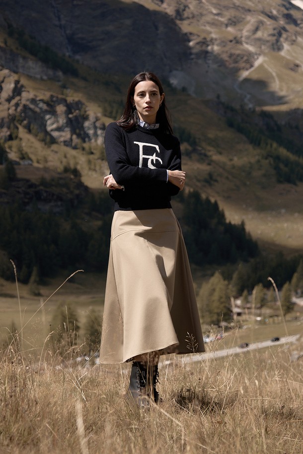 세련된 무드의 '찰레 코튼 스커트'를 소개합니다. 부드러운 촉감과 견고함을 동시에 갖춘 고밀도 코튼 소재로 제작되었으며, 봄, 여름, 가을까지 폭넓게 활용 가능합니다. A라인 핏과 무지 디자인이 모던하면서도 클래식한 분위기를 연출하며, 양 사이드 포켓과 YKK 지퍼 사이드 클로징 디테일로 실용성을 더했습니다. '디종 베이지'와 '프러시안 네이비' 두 가지 컬러로 출시되어 데이트룩, 카페룩, 모임룩 등 다양한 TPO에 맞춰 스타일링할 수 있습니다. 자연스러운 광택감과 우수한 신축성이 편안한 착용감을 선사하는 찰레 코튼 스커트로, 미니멀하고 캐주얼한 스타일을 완성해 보세요.
