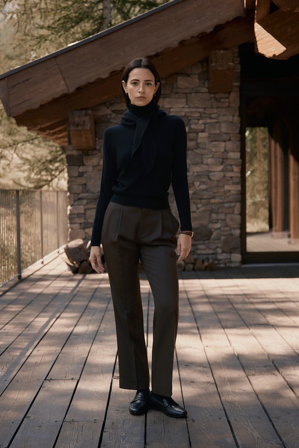 세르비노 울 슬랙스는 럭셔리 스타일을 추구하는 당신을 위한 아이템입니다. 칸푹 그레이, 브래큰 브라운 두 가지 색상으로 출시되었으며, 일상, 오피스룩, 비즈니스 캐주얼, 모임룩 등 다양한 TPO에 맞춰 활용할 수 있습니다. 부드러운 촉감의 울 소재와 은은한 표면감이 돋보이며, 스트레이트 핏과 릴랙스 핏으로 편안한 착용감을 선사합니다. 트월 패턴과 프론트 투 플리츠 디테일, 입체적인 구조, 고급스러운 광택이 특징이며, YKK 지퍼를 사용하여 완성도를 높였습니다. 클래식, 미니멀, 시크한 스타일을 즐기는 분들께 추천합니다.
