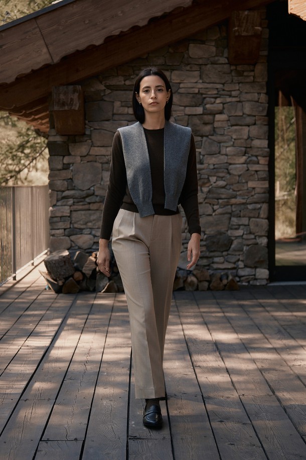 세련된 스타일을 완성하는 세르비노 울 슬랙스입니다. 카푸치노 그레이와 브라켄 브라운 두 가지 색상으로 출시되었으며, 가을과 겨울에 어울리는 긴 기장의 울 슬랙스입니다. 트윌 패턴의 부드러운 울 소재와 스트레이트 핏으로 제작되어 클래식하고 미니멀한 스타일을 연출합니다. 프론트 투 플리츠 디테일과 입체적인 구조감이 특징이며, 고급스러운 광택과 은은한 표면감이 돋보입니다. YKK 지퍼를 사용하여 내구성을 높였으며, 오피스룩, 비즈니스 캐주얼, 겨울 데일리룩 등 다양한 TPO에 활용할 수 있습니다.
