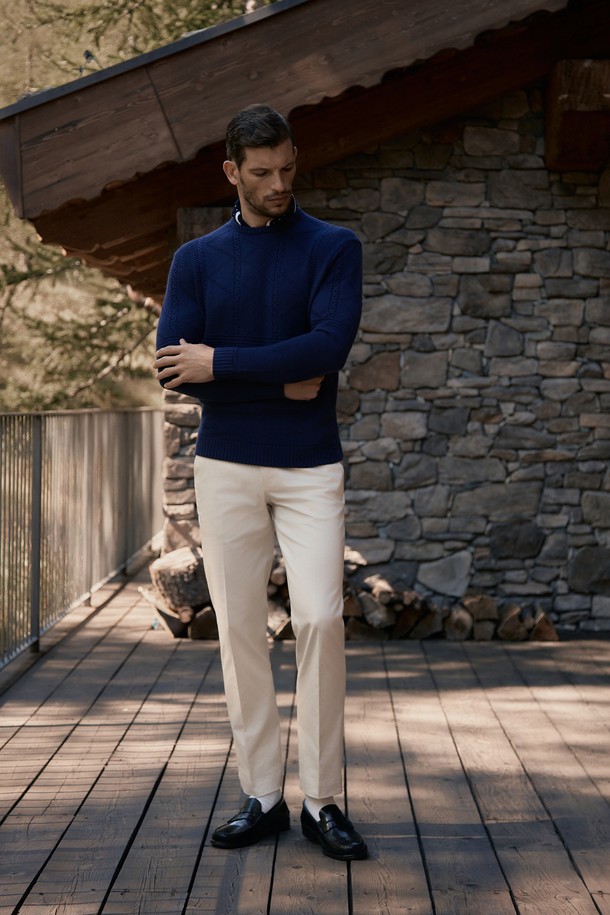 로사 실크 크루넥은 남성을 위한 상의로, 가을과 겨울에 어울리는 두꺼운 두께감의 긴소매 레귤러핏 스웨터입니다. 브라운 컬러의 무지 디자인으로 클래식하면서도 모던한 스타일을 연출합니다. 프리미엄 실크의 은은한 광택과 캐시미어의 부드러운 촉감, 유려한 드레이프성이 특징이며, 부분적인 테이블 디테일이 돋보입니다. 데이트룩, 겨울 데일리룩, 모임룩 등 다양한 TPO에 활용 가능하며, 미니멀한 스타일을 선호하는 분들께 추천합니다. 라운드넥 디자인으로 편안한 착용감을 선사합니다.
