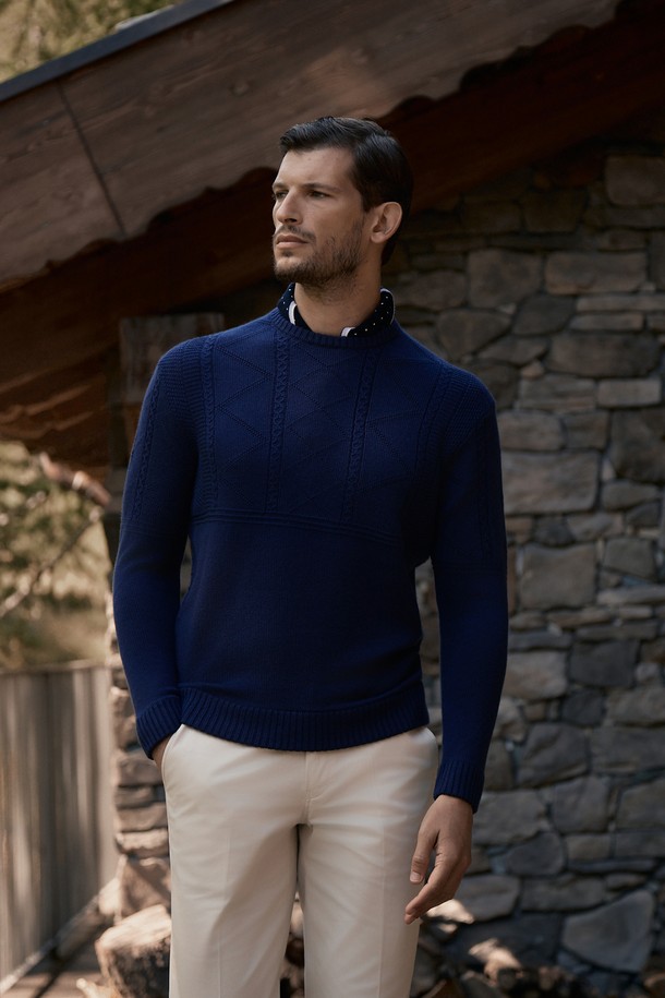 발투르 울 도트 스카프는 부드러운 촉감과 우아한 스타일을 선호하는 분들을 위한 네이비 컬러의 스카프입니다. 울트라 파인 메리노 울을 사용하여 얇지만 뛰어난 보온성을 제공하며, 하이게이지 편직으로 제작되어 매끄러운 착용감을 선사합니다. 세련된 분위기를 더하는 도트 패턴과 사이드라인 포인트 컬러, 스카프 림 디자인이 특징입니다. 슬림한 실루엣과 가벼운 착용감으로 비즈니스 캐주얼, 출근룩, 겨울 데일리룩 등 다양한 TPO에 활용하기 좋습니다. 클래식, 미니멀, 시크 스타일을 연출하고 싶은 분들께 추천합니다.
