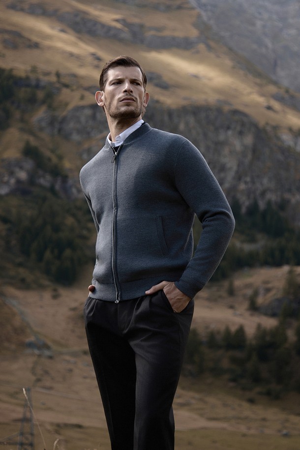 (M) 발투르 울 블루종 3가지 컬러로 선보입니다. 부드러운 촉감의 울 소재와 두꺼운 두께감으로 가을, 겨울 시즌에 따뜻하게 착용할 수 있습니다. 베이직하고 캐주얼한 스타일로 일상, 캐주얼 룩에 활용하기 좋으며, 레귤러 핏과 집업, 립 디테일로 편안함과 활동성을 더했습니다. 출근룩과 모임룩 등 TPO에 구애받지 않고 클래식, 미니멀한 스타일을 연출할 수 있습니다. 그레이, 블랙 컬러로 만나보세요.
