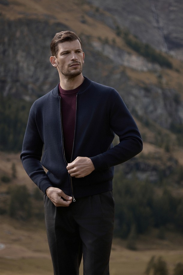 (M) 발투르 울 블루종은 남성용 아우터로, 가을과 겨울에 따뜻하게 입을 수 있는 두꺼운 울 소재의 블루종입니다. 네이비와 블랙 두 가지 색상으로 출시되어, 클래식하고 미니멀한 스타일을 연출합니다. 레귤러핏으로 제작되어 편안한 착용감을 제공하며, 집업 여밈 방식과 립 디테일이 특징입니다. 출근룩, 비즈니스 캐주얼, 모임룩 등 다양한 TPO에 활용 가능하며, 시크한 스타일을 완성할 수 있습니다. 부드러운 촉감과 긴 소매 기장이 특징인 레귤러 기장의 블루종입니다.
