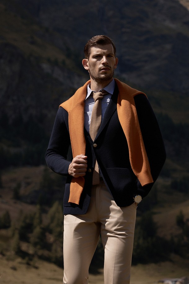 (M) 발투르 울 재킷 [이클립스 네이비]는 가을과 겨울에 어울리는 남성용 테일러드 재킷입니다. 부드러운 촉감의 두꺼운 울 소재로 제작되어, 클래식하고 미니멀한 스타일을 연출합니다. 싱글 버튼으로 여밈 방식을 갖추었으며, 레귤러 핏과 긴 소매 기장으로 디자인되었습니다. 오피스룩, 비즈니스 캐주얼, 출근룩 등 다양한 TPO에 활용 가능하며, 포멀하고 비즈니스적인 분위기를 줍니다. 이클립스 네이비 컬러의 무지 디자인으로 어떤 스타일에도 쉽게 매치할 수 있습니다.
