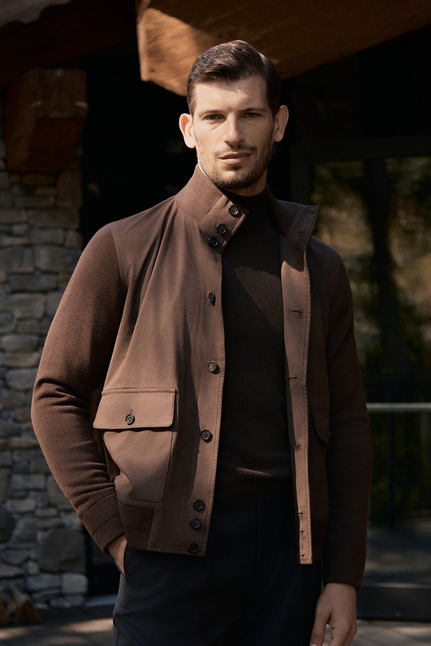 (M) 샤무아 패널 재킷 [브래큰 브라운]은 가을, 겨울 시즌 남성 고객을 위한 싱글코트 재킷입니다. 부드러운 스웨이드 소재와 두꺼운 두께감으로 포근한 착용감을 선사하며, 레귤러핏과 레귤러 기장으로 편안하게 착용 가능합니다. 브래큰 브라운 컬러의 무지 디자인에 패널 디테일이 더해져 미니멀하면서도 클래식한 스타일을 연출합니다. 출근룩, 비즈니스 캐주얼, 모임룩 등 다양한 TPO에 활용 가능하며, 클래식, 미니멀, 시크한 스타일을 선호하는 고객에게 적합합니다.
