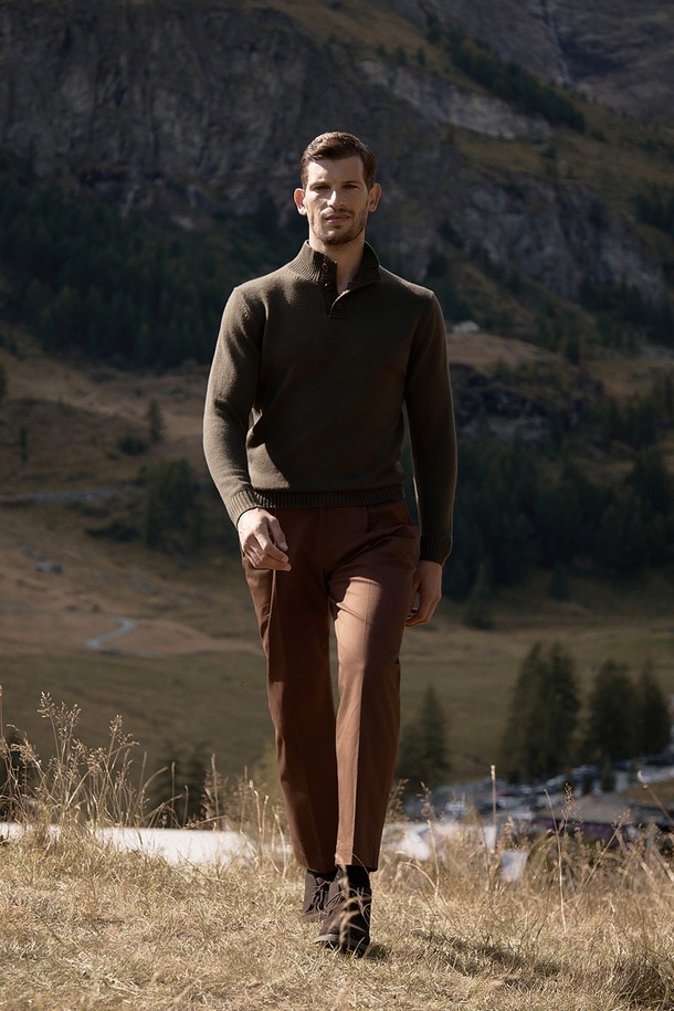 (M) 발투르 울 버튼 스웨터는 부드러운 촉감과 은은한 광택이 돋보이는 남성용 스웨터입니다. 고급 울트라 파인 메리노 울 소재를 사용하여 가을, 겨울 시즌에 따뜻하고 편안하게 착용할 수 있습니다. 클래식하고 미니멀한 디자인으로 비즈니스 캐주얼, 출근룩 등 다양한 TPO에 활용 가능하며, 레귤러핏과 하프넥 디자인이 세련된 분위기를 연출합니다. 타우니 엘로우, 카키 두 가지 색상으로 출시되었으며, 천연 소뿔 단추 장식이 고급스러움을 더합니다. 천연 신축성을 갖춰 활동성 또한 우수합니다.
