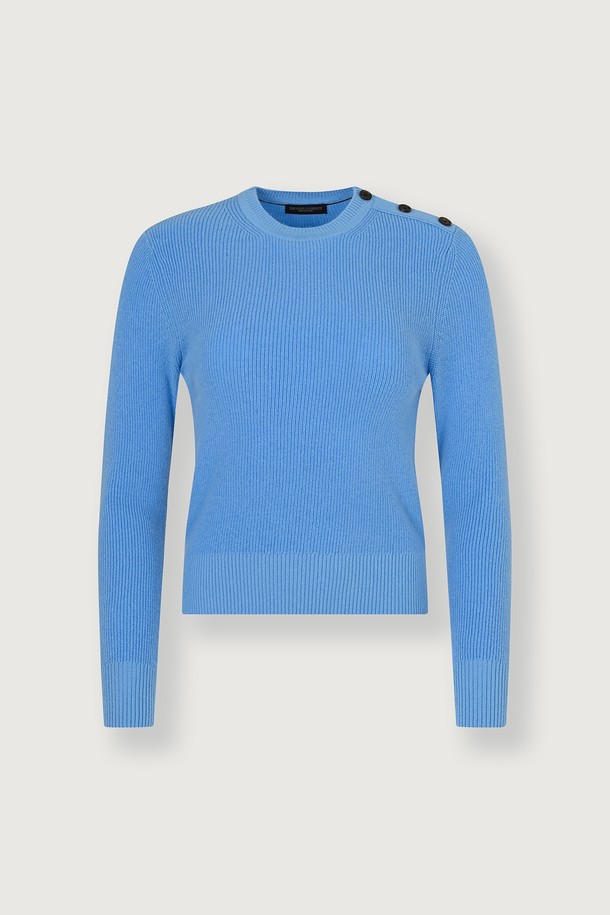 (W) 안테이 캐시미어 버튼 크루넥 2color는 부드러운 촉감과 따뜻함을 선사하는 여성용 니트/스웨터입니다. 가을, 겨울 시즌에 어울리는 두꺼운 두께감과 클래식한 스타일이 특징이며, 일상, 카페, 모임룩에 모두 잘 어울립니다. 프리미엄 캐시미어와 초극세사 메리노 울 혼방으로 제작되어 가볍고 가려움 없는 편안한 착용감을 제공합니다. 라운드넥 디자인에 천연 소뿔 단추, 리브드(Ribbed) 마감, 자연스러운 주름 디테일이 더해져 고급스러움을 더했습니다. 레귤러 핏으로 어떤 스타일에도 쉽게 매치할 수 있으며, 브라운 컬러로 다양한 코디에 활용하기 좋습니다.
