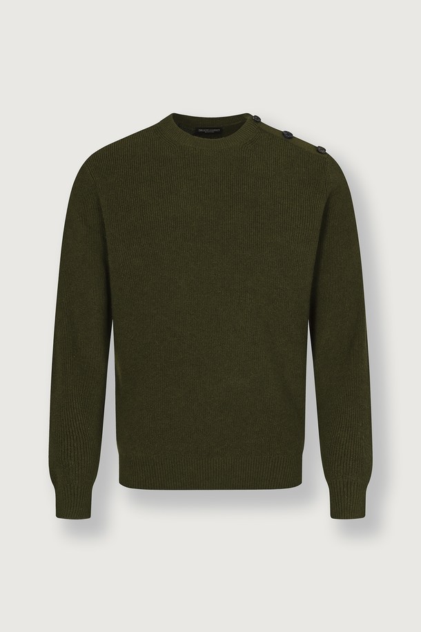 (M) 안테이 캐시미어 버튼 크루넥 3color는 부드러운 울과 캐시미어 혼방 소재로 제작되어 포근한 착용감을 선사하는 남성용 크루넥 니트입니다. "브라인 블루", "칼라마타 카키", "프러시안 네이비" 3가지 색상으로 제공되며, 입체감 있는 리브드 조직과 소매 및 밑단 리브 마감, 천연 소뿔 단추 디테일이 돋보입니다. 레귤러핏과 긴소매 디자인으로 가을, 겨울철 일상, 오피스룩, 비즈니스 캐주얼 등 다양한 TPO에 활용하기 좋습니다. 클래식하고 베이직한 스타일을 추구하는 남성분들께 추천하며, 자연스러운 실루엣과 뛰어난 체온 조절 기능을 제공합니다.
