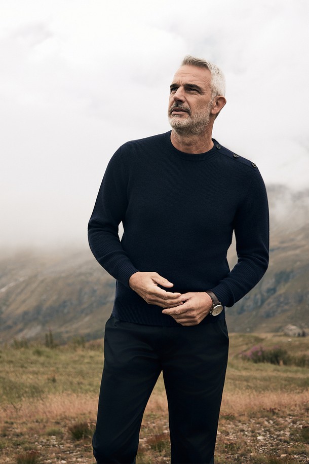 (M) 안테이 캐시미어 버튼 크루넥은 부드러운 촉감의 울과 캐시미어 혼방 소재로 제작되어 가을, 겨울에 따뜻하게 착용하기 좋습니다. 브라운, 브라인 블루, 칼라마타 카키, 프러시안 네이비 4가지 색상으로 출시되었으며, 레귤러핏으로 제작되어 클래식, 미니멀 스타일을 연출하기에 용이합니다. 천연 소뼈 단추 디테일과 리브드 조직으로 고급스러움을 더했으며, 두꺼운 두께감으로 보온성을 높였습니다. 오피스룩, 비즈니스 캐주얼, 겨울 데일리룩 등 다양한 TPO에 활용 가능한 남성용 캐시미어 크루넥 니트입니다.
