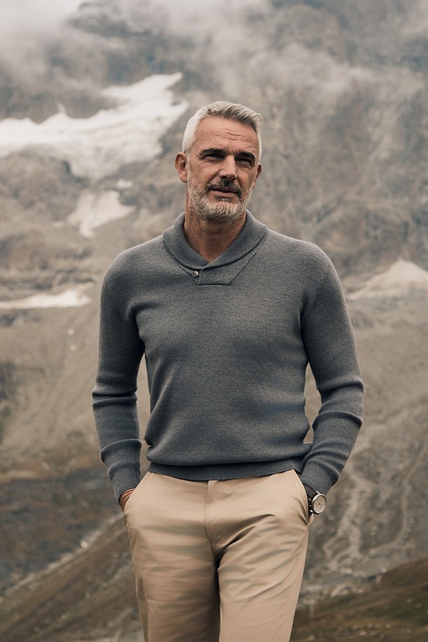 (M) 발투르 울 숄카라 스웨터는 남성을 위한 클래식하고 미니멀한 스타일의 울 숄카라 스웨터입니다. 오커 오렌지, 길 그레이, 실란트로 카키 3가지 컬러로 제공되며, 두꺼운 두께감과 부드러운 촉감이 특징입니다. 100% 울 소재에 12GG 편직, All Needle 조직, 17.5마이크론 이하 섬유를 사용하여 제작되어 고급스러운 착용감을 선사합니다. 천연 신축성과 정제된 짜임, 리브 디테일이 돋보이며, 비즈니스 캐주얼, 오피스룩, 겨울 데일리룩 등 다양한 TPO에 활용 가능합니다. 레귤러핏으로 제작되어 편안한 착용감을 제공하며, 가을, 겨울 시즌에 따뜻하게 입을 수 있습니다.
