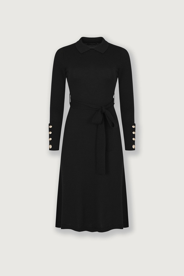 **(W) 발투르 울 원피스 2color**는 가을과 겨울, 미니멀하고 클래식한 스타일을 연출하기 좋은 여성 울 원피스입니다. 부드러운 촉감의 울 소재로 제작되었으며, 라운드넥과 긴 소매 디자인에 소매 버튼 장식으로 포인트를 더했습니다. 허리 벨트가 있어 A라인 핏을 잡아주어 오피스룩, 출근룩, 모임룩 등 다양한 TPO에 활용 가능합니다. 블랙 컬러의 무지 디자인으로 어떤 스타일에도 쉽게 매치할 수 있는 실용적인 아이템입니다.
