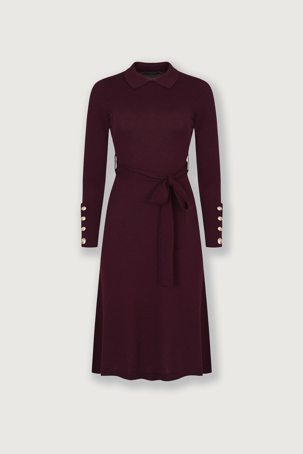 (W) 발투르 울 원피스는 여성스러움과 우아함을 더해주는 울 소재의 원피스입니다. 가을, 겨울 시즌에 어울리는 두꺼운 두께감과 부드러운 촉감으로 따뜻하고 편안하게 착용할 수 있습니다. A라인 핏에 라운드넥 디자인으로 깔끔한 실루엣을 연출하며, 리본 벨트와 소매 버튼 디테일이 포인트입니다. 와인과 블랙 두 가지 컬러로 출시되어 오피스룩, 모임룩, 소개팅룩 등 다양한 TPO에 활용 가능합니다. 클래식, 미니멀, 시크 스타일에 매치하여 세련된 스타일을 완성해 보세요.
