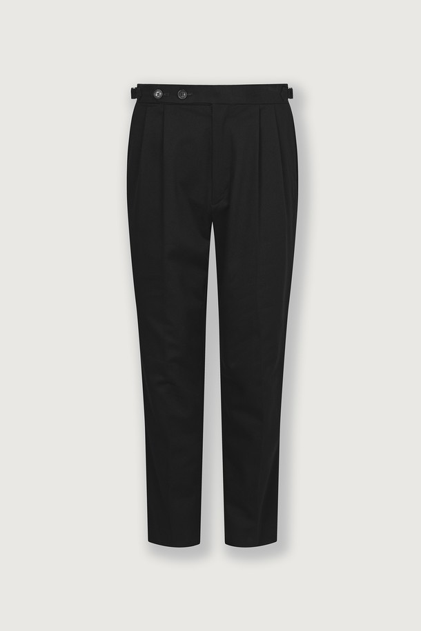 (M) 찰레 코튼 테일러드 팬츠 3color는 남성용 테일러드 팬츠입니다. 봄, 가을에 어울리는 면 소재의 레귤러핏 팬츠로, 클래식, 미니멀, 시크한 스타일을 연출하기 좋습니다. 블랙, 베이지, 네이비 3가지 색상으로 출시되었으며, 크롭 기장의 테이퍼드 핏이 특징입니다. 테일러드 디테일과 사이드 조절 버클이 있어 오피스룩, 비즈니스 캐주얼, 데이트룩 등 다양한 TPO에 활용 가능합니다. 무지 디자인으로 어떤 상의와도 매치하기 용이하며, 깔끔하고 세련된 스타일을 완성해 줍니다.
