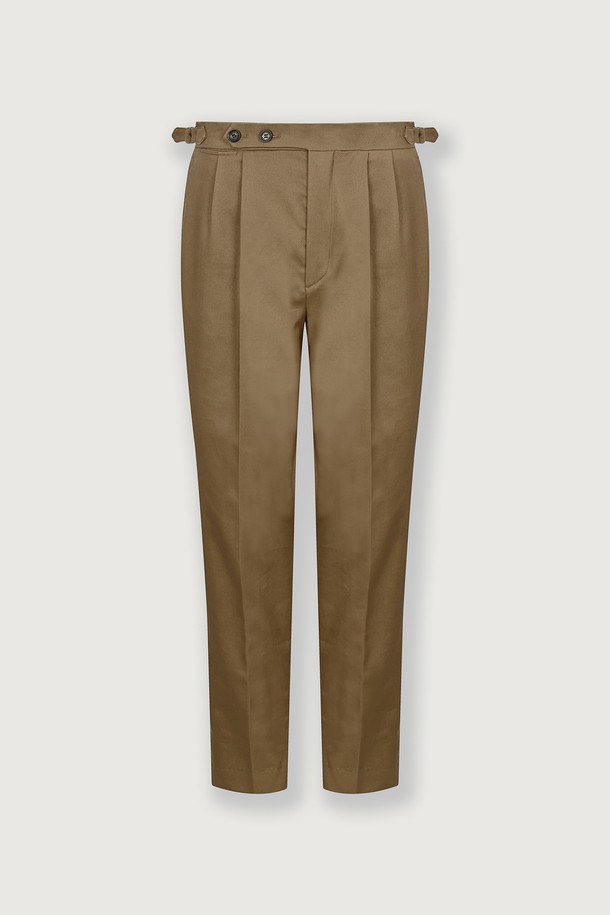 (M) 찰레 코튼 테일러드 팬츠는 베이직하면서도 세련된 스타일을 연출하는 남성용 테일러드 팬츠입니다. 부드러운 면 소재로 제작되어 편안한 착용감을 선사하며, 봄, 가을 시즌에 적합합니다. 레귤러 핏과 테이퍼드 디자인으로 다리가 길어 보이는 효과를 주며, 크롭 기장으로 트렌디함을 더했습니다. 베이지, 브라운, 카키 3가지 색상으로 출시되어 다양한 스타일 연출이 가능하며, 사이드 조절 버클과 테일러드 디테일이 돋보입니다. 오피스룩, 비즈니스 캐주얼, 데이트룩 등 폭넓은 TPO에 활용할 수 있는 클래식하고 미니멀한 팬츠입니다.
