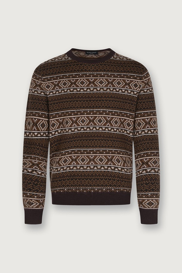 (M) 발투르 울 페어아일 스웨터 [실 브라운]는 클래식한 무드의 남성용 스웨터입니다. 가을과 겨울에 어울리는 두꺼운 두께감과 부드러운 울 소재로 제작되어 따뜻하고 편안한 착용감을 선사합니다. 전통적인 페어아일 패턴이 돋보이며, 라운드넥과 레귤러핏으로 디자인되어 출근룩, 데이트룩 등 다양한 스타일에 활용하기 좋습니다. 긴 소매 기장과 레귤러 기장으로 제작되었으며, 미니멀, 캐주얼 스타일에도 잘 어울립니다. 브라운 컬러는 어떤 옷에도 매치하기 쉬워 활용도가 높습니다.
