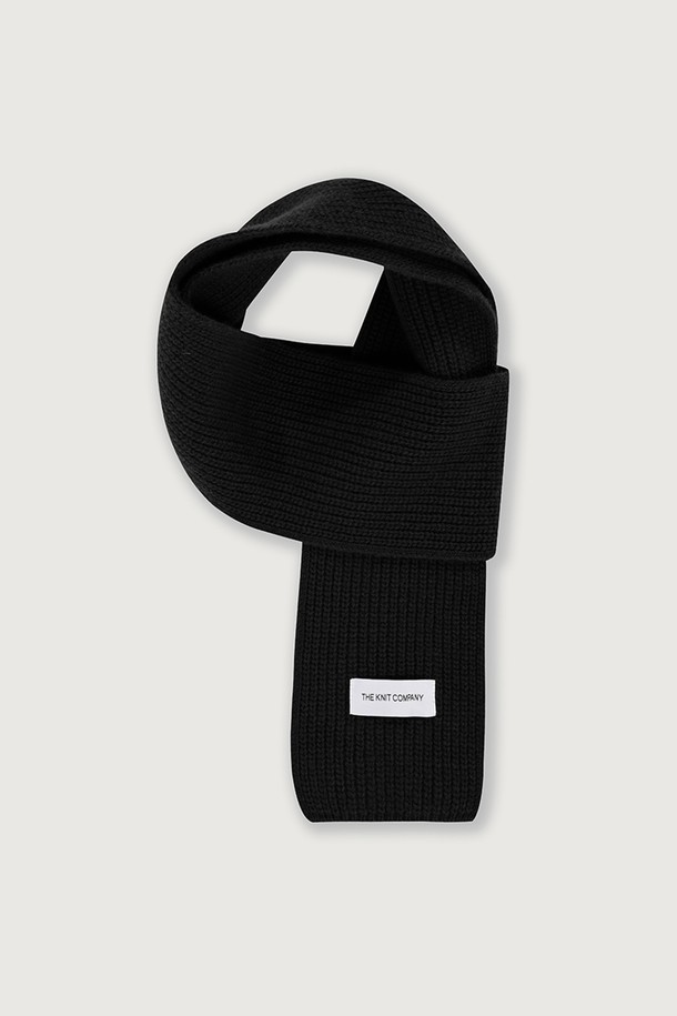 부드러운 울과 캐시미어 혼방 소재로 제작된 숏 머플러입니다. 가을, 겨울 시즌에 착용하기 좋으며, 일상생활은 물론 출근룩과 모임룩에도 잘 어울립니다. 베이직한 디자인에 리브 디테일로 포인트를 더했으며, 블랙 컬러로 어떤 스타일에도 매치하기 용이합니다. 클래식, 미니멀, 캐주얼 등 다양한 스타일을 연출할 수 있습니다. 숏 기장으로 활동성을 높였습니다.
