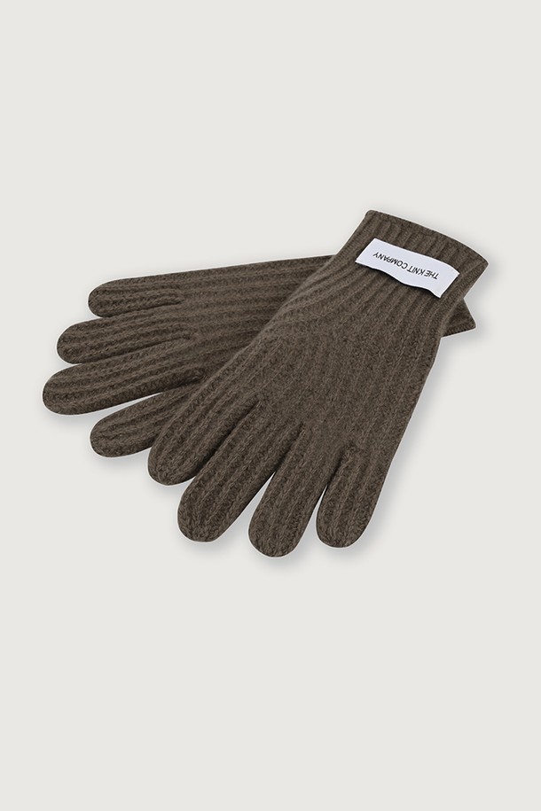 부드러운 울과 캐시미어 혼방 소재로 제작되어 뛰어난 보온성을 자랑하는 울 캐시미어 니트 글러브입니다. 베이직하고 클래식한 디자인에 골지 패턴으로 포인트를 더하여, 출근룩이나 모임룩 등 다양한 TPO에 활용하기 좋습니다. 블랙, 브라운, 그레이, 베이지 4가지의 세련된 컬러로 출시되어 취향에 맞는 스타일을 연출할 수 있습니다. 미니멀, 캐주얼, 클래식 등 어떤 스타일에도 잘 어울려 겨울철 데일리 아이템으로 손색없습니다. 포근한 촉감과 두꺼운 두께감으로 추운 날씨에도 따뜻하게 손을 보호해 줍니다.
