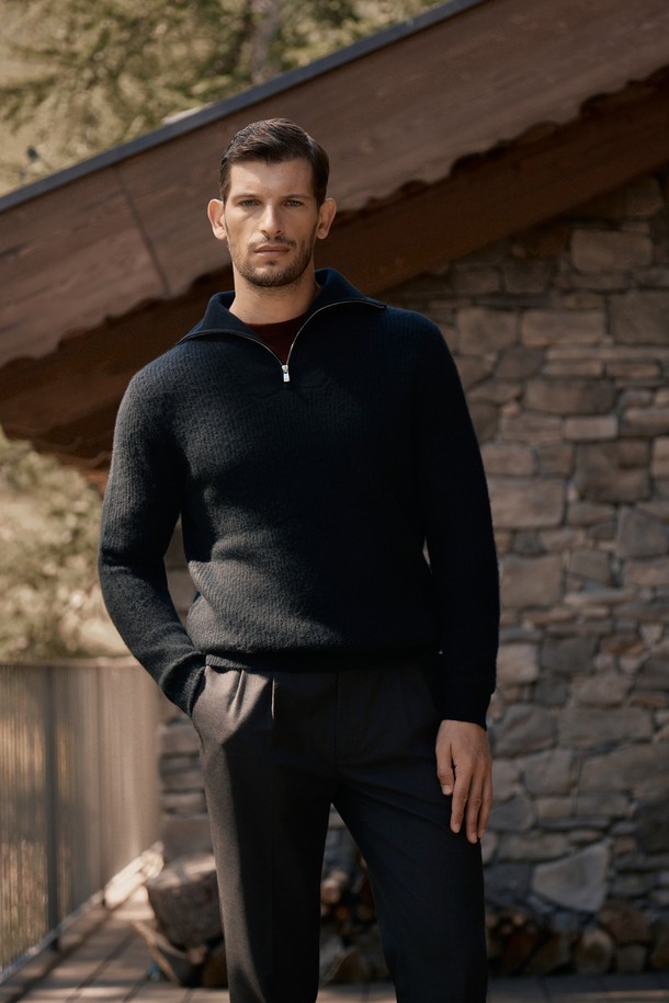 (M) 안테이 캐시미어 지퍼 스웨터는 고급스러운 캐시미어 소재로 제작되어 부드러운 촉감을 자랑합니다. 남성용으로, 가을과 겨울에 착용하기 적합하며, 미니멀하고 베이직한 스타일을 연출합니다. 레귤러핏의 하프넥 디자인에 두꺼운 두께감으로 따뜻함을 더하고, 지퍼 디테일로 포인트를 주었습니다. 출근룩, 비즈니스 캐주얼, 모임룩 등 다양한 TPO에 활용 가능하며, 클래식하고 미니멀한 스타일을 선호하는 남성에게 적합합니다. 블랙 컬러로 출시되었습니다.
