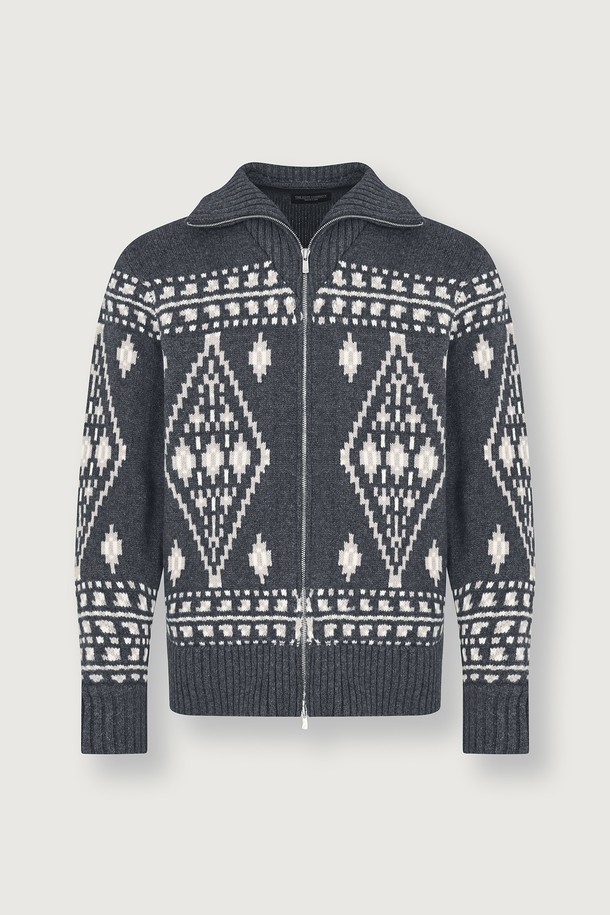 (M) 안테이 캐시미어 코위찬 재킷 [벨루가 차콜]은 캐시미어 소재로 제작되어 부드러운 촉감을 선사하는 남녀 공용 니트/스웨터입니다. 하이넥 디자인과 긴 소매, 두꺼운 두께감으로 가을과 겨울철 따뜻하게 착용할 수 있습니다. 촘촘한 기하학 패턴과 노르딕 패턴이 돋보이며, 집업 스타일로 편안하게 여밀 수 있습니다. 레귤러핏으로 제작되었으며, 캐주얼, 클래식, 미니멀 스타일을 모두 소화할 수 있는 활용도 높은 아이템입니다. 벨루가 차콜 컬러로 어떤 옷에도 매치하기 용이합니다.
