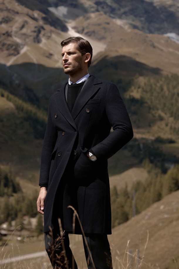 (M) 지오보 울 폴로 코트 [아스트랄 네이비]는 남성용 폴로 코트입니다. 가을, 겨울 시즌에 어울리는 두꺼운 울 소재로 제작되어 부드러운 촉감을 선사합니다. 클래식하고 미니멀한 스타일로, 포멀한 디자인과 클래식한 실루엣을 갖춘 더블버튼 방식의 레귤러핏 코트입니다. 오피스룩, 비즈니스 캐주얼, 모임룩 등 다양한 TPO에 활용 가능하며, 어떤 룩에도 세련된 분위기를 더합니다. 네이비 컬러의 무지 디자인으로, 유행을 타지 않고 오래도록 즐겨 입을 수 있습니다.
