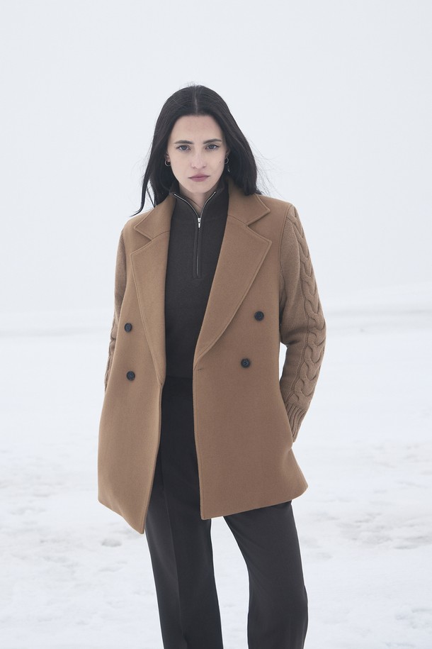 (W) 지오보 울 더블 코트 [태피 카멜]는 여성스러운 실루엣을 강조하는 더블 코트입니다. 부드러운 울 소재로 제작되어 뛰어난 촉감과 보온성을 자랑하며, 가을/겨울 시즌에 착용하기 좋습니다. 클래식하고 미니멀한 디자인으로 오피스룩, 출근룩, 모임룩 등 다양한 TPO에 활용 가능합니다. 레귤러핏에 테일러드 칼라가 더해져 시크한 스타일을 연출하며, 태피 카멜 컬러가 세련된 분위기를 더합니다. 긴 소매와 더블 버튼 여밈으로 안정감 있는 착용감을 선사합니다.
