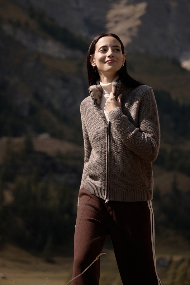 (W) 발투르 울 지퍼 재킷 [칸틴 그레이]는 여성용 아우터, 자켓입니다. 가을, 겨울 시즌에 어울리는 두꺼운 울 소재로 제작되어 부드러운 촉감을 선사하며, 미니멀하고 베이직한 스타일을 연출합니다. 크롭 기장과 심플한 디자인이 특징이며, 지퍼형 여밈 방식으로 간편하게 착용할 수 있습니다. 레귤러핏으로 제작되어 출근룩과 같은 일상에서도 부담 없이 활용 가능합니다. 칸틴 그레이 컬러의 무지 디자인으로 어떤 옷에도 쉽게 매치할 수 있습니다.
