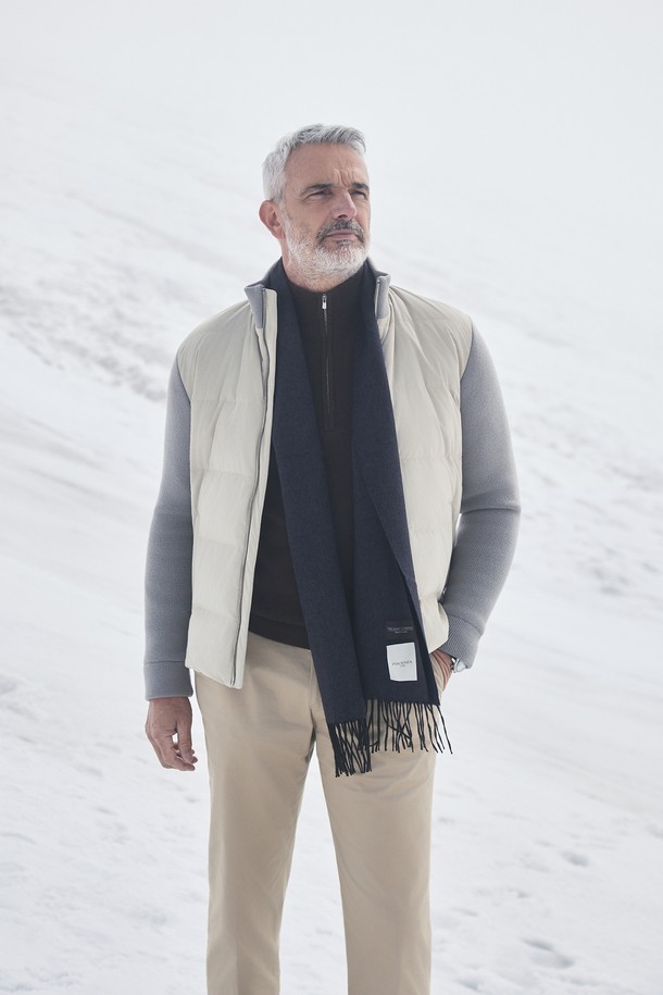 부드러운 스웨이드 소재와 따뜻한 두께감으로 겨울철 포근함을 선사하는 (M) 샤무아 패널 다운 재킷입니다. 베이직하고 미니멀한 디자인에 레귤러핏으로 제작되어 편안한 착용감을 제공하며, 집업 스타일로 간편하게 착용할 수 있습니다. 무지 패턴에 패널 디테일이 더해져 세련된 느낌을 주며, 출근룩과 모임룩 등 다양한 TPO에 활용 가능합니다. 블랙과 베이지 두 가지 색상으로 출시되어, 취향에 맞게 선택할 수 있습니다. 캐주얼, 미니멀, 클래식 스타일을 즐겨 입는 남성분들께 추천합니다.
