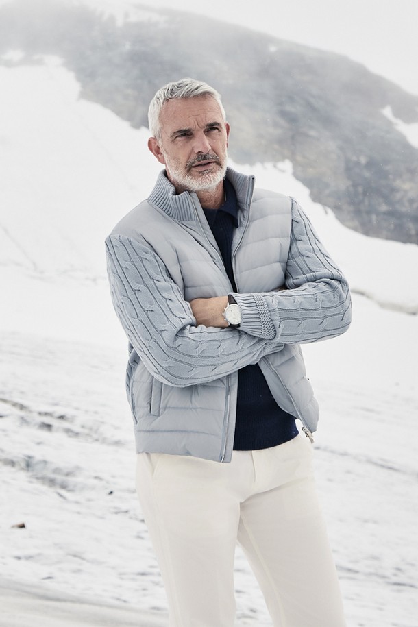 (M) 아르피아 패널 다운 재킷은 겨울철 일상 및 캐주얼룩에 적합한 남성용 다운 재킷입니다. 그레이와 화이트 두 가지 색상으로 출시되었으며, 미니멀하고 베이직한 스타일을 연출합니다. 두꺼운 두께감의 나일론 소재로 제작되어 보온성과 방풍 기능을 제공하며, 부드러운 촉감을 선사합니다. 패널 디테일이 돋보이는 디자인과 집업 여밈 방식으로 편리하게 착용 가능하며, 출근룩에도 활용할 수 있습니다. 레귤러핏의 레귤러 기장으로 제작되어 편안한 착용감을 제공합니다.
