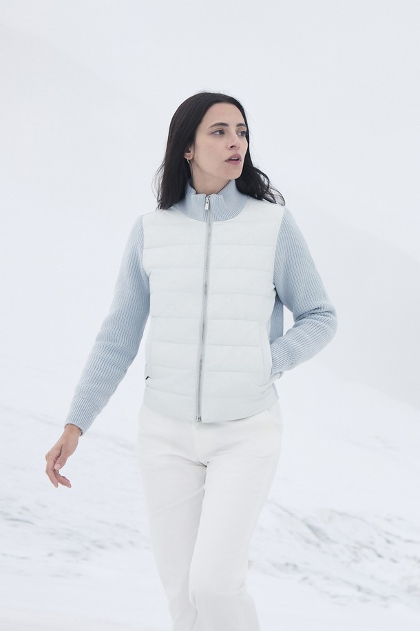 (W) 아르피아 패널 다운 재킷 2컬러는 여성용으로, 캐주얼 및 스포티한 스타일을 연출하는 겨울철 필수 아이템입니다. 화이트와 그레이 두 가지 색상으로 출시되어 다양한 룩에 매치하기 용이합니다. 크롭 기장에 레귤러 핏으로, 패널 디테일이 돋보이는 숏패딩 디자인입니다. 부드러운 촉감의 나일론과 폴리에스터 혼방 소재에 두꺼운 패딩 안감으로 보온성을 높였습니다. 지퍼 여밈 방식과 긴 소매 디자인으로 편안하게 착용할 수 있습니다.
