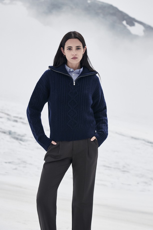 (W) 안테이 캐시미어 지퍼 스웨터는 여성용 니트/스웨터입니다. 가을, 겨울에 착용하기 좋으며, 일상 및 출근룩에 잘 어울립니다. 부드러운 촉감의 캐시미어 소재로 제작되었으며, 레귤러 핏 하프넥 디자인에 케이블 패턴이 특징입니다. 두꺼운 두께감으로 따뜻함을 더하며, 집업 스타일로 간편하게 착용할 수 있습니다. 네이비 색상과 2가지 컬러 옵션으로 출시되었습니다.
