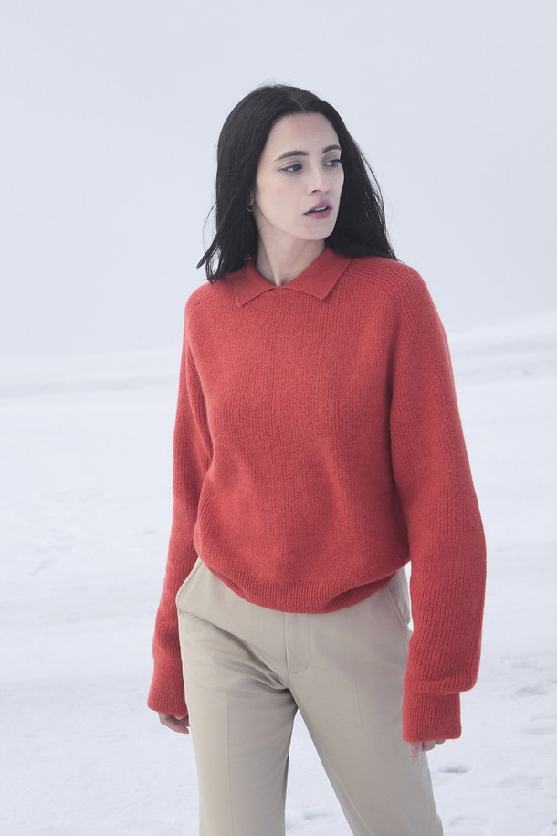 (W) 마엔 로얄 알파카 폴로 스웨터는 여성용 니트/스웨터 상품입니다. 가을, 겨울 시즌에 어울리는 두꺼운 두께감과 부드러운 촉감의 알파카 소재로 제작되었습니다. 베이직하고 클래식한 스타일의 루즈핏 폴로넥 디자인이며, 레드와 베이지 2가지 컬러로 구성되어 있습니다. 긴 소매 기장의 무지 패턴으로, 다양한 일상룩에 활용하기 좋은 아이템입니다. 미니멀한 스타일을 즐기는 분들께 추천합니다.
