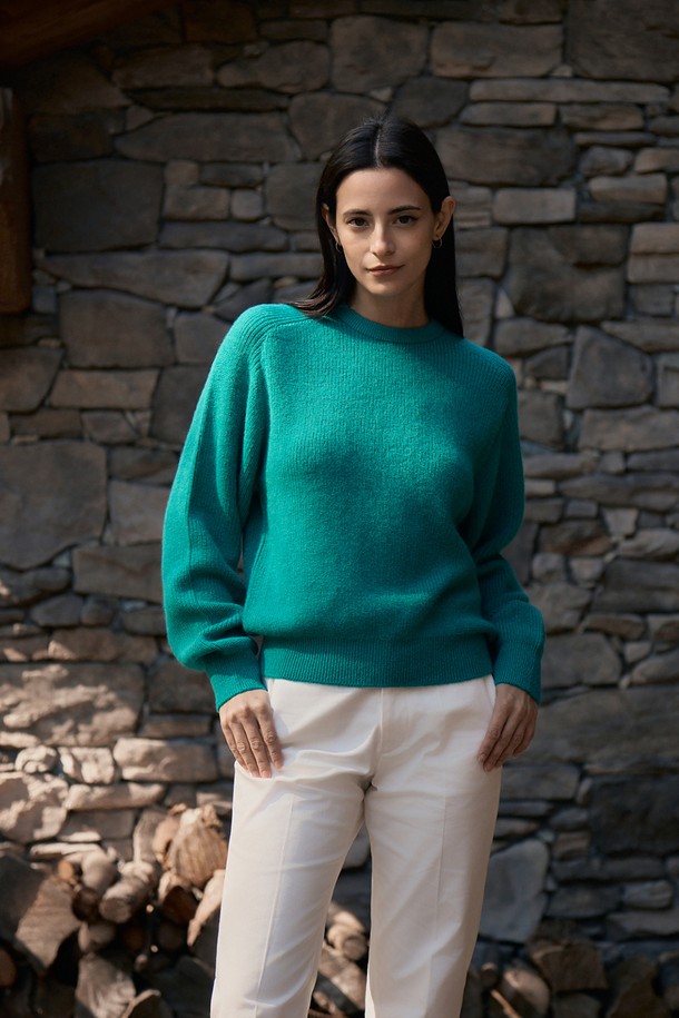 (W) 마엔 로얄 알파카 크루넥 3컬러는 여성용 니트/스웨터입니다. 미니멀하고 베이직한 스타일로, 가을과 겨울에 따뜻하게 착용할 수 있습니다. 부드러운 촉감의 알파카 소재로 제작되었으며, 두꺼운 두께감과 루즈핏으로 편안함을 더했습니다. 그린 컬러의 무지 디자인에 볼륨감 있는 소매가 특징이며, 출근룩과 모임룩에 클래식, 미니멀, 캐주얼하게 연출하기 좋습니다. 크루넥 라인과 긴 소매 기장으로 다양한 스타일링이 가능합니다.
