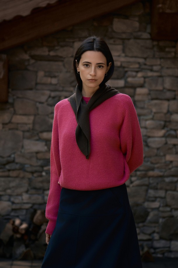 (W) 마엔 로얄 알파카 크루넥 3컬러는 여성용 니트/스웨터로, 가을과 겨울에 따뜻하게 입을 수 있습니다. 부드러운 촉감의 알파카 소재로 제작되어 높은 보온성을 자랑하며, 베이직한 스타일과 레귤러핏으로 다양한 코디에 활용하기 좋습니다. 블랙, 네이비, 핑크 3가지 색상으로 출시되어 취향에 맞게 선택 가능하며, 활용도 높은 긴소매 크루넥 디자인입니다. 클래식, 미니멀, 캐주얼 스타일을 즐겨 입는 분들께 추천합니다. 두께감 있는 소재로 포근하고 편안한 착용감을 선사합니다.
