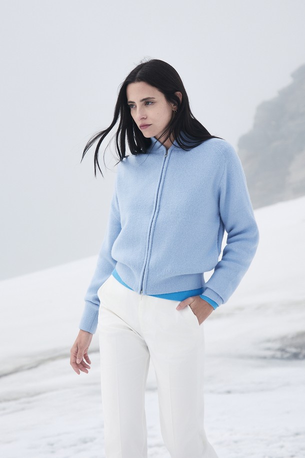 (W) 마엔 로얄 알파카 재킷 2color는 여성들을 위한 아우터입니다. 가을과 겨울에 어울리는 두꺼운 두께감의 재킷으로, 부드러운 촉감의 알파카 소재로 제작되었습니다. 스카이블루와 화이트 두 가지 색상으로 출시되었으며, 하이넥 디자인과 집업 여밈 방식으로 편안하게 착용할 수 있습니다. 미니멀하고 베이직한 스타일로, 출근룩이나 모임룩 등 다양한 TPO에 활용 가능하며 클래식하고 미니멀한 무드를 연출합니다. 레귤러핏의 크롭 기장으로 세련된 실루엣을 완성합니다.
