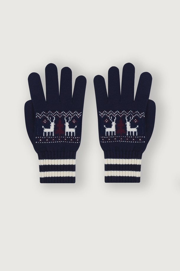 발투르 울 노르딕 글러브 [이클립스 네이비]는 겨울철 따뜻함과 스타일을 동시에 만족시키는 공용 장갑입니다. 부드러운 울 소재로 제작되어 뛰어난 보온성을 제공하며 일상적인 착용에 적합합니다. 네이비 컬러에 노르딕 및 기하학 패턴의 니트 디자인이 더해져 캐주얼, 클래식, 미니멀 스타일 모두에 잘 어울립니다. 손가락 장갑 형태로 산책룩에 포인트를 더할 수 있으며, 두꺼운 두께감으로 추운 날씨에도 따뜻함을 유지해 줍니다. 
