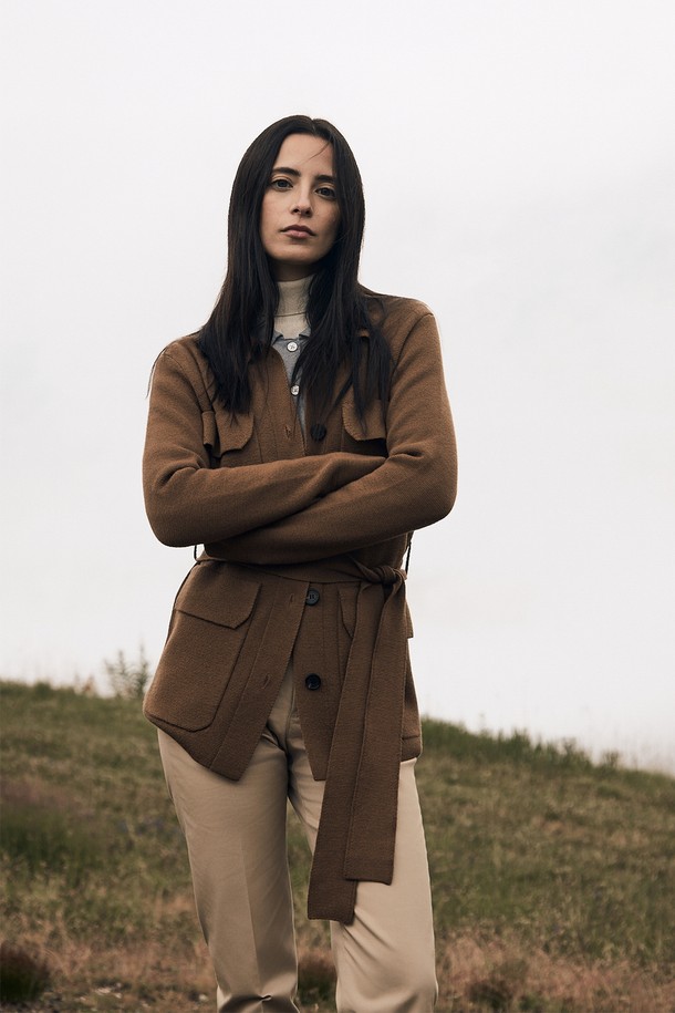 발투르 울 사파리 재킷은 여성용 아우터로, 봄/가을 계절에 어울리는 클래식하고 미니멀한 스타일의 사파리 재킷입니다. Dijon Beige와 Martini Khaki 두 가지 색상으로 제공되며, 울트라파인 메리노 울 100% (12GG) 소재로 제작되어 부드러운 촉감과 자연스러운 신축성을 제공합니다. 얇은 두께감으로 가볍게 걸치기 좋으며, 호흡성과 온도/습도 조절 기능으로 쾌적한 착용감을 선사합니다. 허리 벨트와 내추럴 혼 버튼, 밀라노 니트 구조가 특징이며, 오피스룩, 비즈니스 캐주얼, 출근룩 등 다양한 TPO에 활용 가능합니다.
