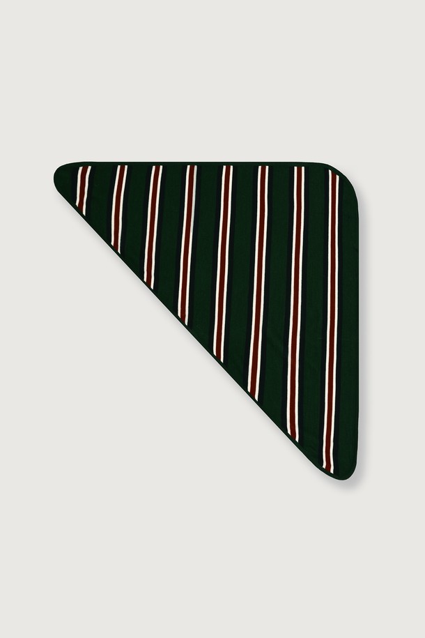 발투르 울 스트라이프 스카프는 부드러운 촉감과 얇은 두께로 제작되어 가을, 겨울철에 따뜻함과 세련됨을 동시에 선사합니다. 공용으로 착용 가능하며, 그린, 화이트, 레드의 세련된 스트라이프 패턴이 클래식하고 우아한 스타일을 연출합니다. 하이게이지 편직으로 제작되어 슬림한 실루엣을 자랑하며, 천연 신축성과 통기성, 습도 조절 기능으로 편안한 착용감을 제공합니다. 비즈니스 캐주얼, 오피스룩, 출근룩 등 다양한 TPO에 활용하여 미니멀하면서도 세련된 스타일을 완성해 보세요. 울 소재 특유의 고급스러움이 돋보이는 발투르 스트라이프 스카프는 당신의 겨울 스타일을 더욱 돋보이게 해줄 것입니다.
