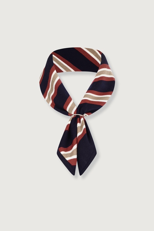 발투르 울 스트라이프 스카프는 일상과 비즈니스룩에 모두 잘 어울리는 공용 스카프입니다. 울트라파인 메리노 울 100% 소재로 제작되어 실크처럼 부드러운 촉감과 자연스러운 신축성을 제공합니다. 16GG 고게이지 니트 구조로 제작되어 얇지만 보온성과 통기성이 뛰어나 사계절 내내 착용 가능하며, 클래식하고 엘레강스한 스타일을 연출합니다. 비즈니스 캐주얼, 오피스룩, 출근룩에 매치하여 미니멀하고 시크한 분위기를 더해보세요. 자연스러운 색상 전환의 스트라이프 패턴이 세련된 디자인을 완성합니다.
