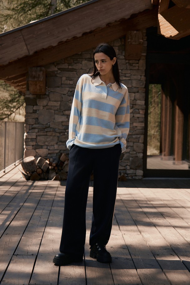 안테이 캐시미어 스웨터는 모 70%와 캐시미어 30%를 혼방하여 부드러운 촉감을 자랑하며, 가을, 겨울 시즌에 적합한 여성용 상의입니다. 릴랙스 핏의 두꺼운 두께감으로 포근함을 더하며, 브라운과 스트라이프 두 가지 색상으로 출시되었습니다. 칼라 넥 라인과 긴 소매, 브러쉬드 가공, 자개 단추 디테일, 그리고 브랜드 로고 인그레이빙이 클래식하고 베이직한 스타일을 완성합니다. 겨울 데일리룩, 모임룩, 카페룩 등 다양한 TPO에 활용 가능하며, 미니멀하고 캐주얼한 스타일을 연출하기 좋습니다.
