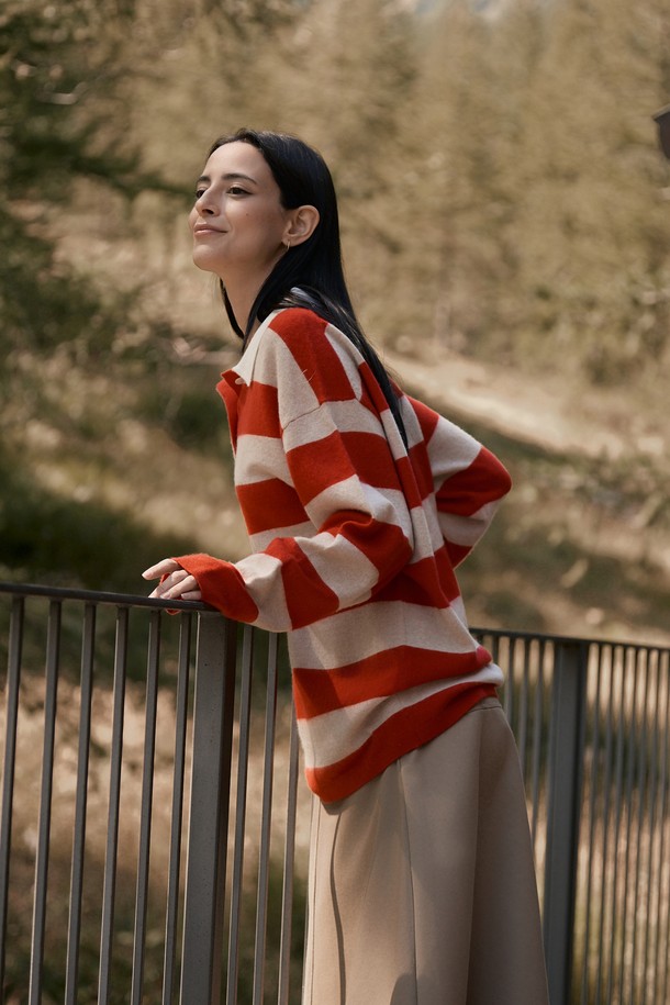 안테이 캐시미어 스웨터는 부드러운 촉감의 프리미엄 캐시미어와 메리노 울 혼방 소재로 제작되어 가을, 겨울 시즌에 따뜻하고 포근하게 착용할 수 있습니다. 루즈핏에 긴 소매, 홀로 네크라인 디자인으로 클래식하면서도 세련된 스타일을 연출하며, 브라운 컬러의 스트라이프 패턴이 은은한 텍스처와 함께 고급스러운 분위기를 더합니다. 두꺼운 두께감과 포근한 볼륨감으로 보온성을 높였으며, 가려움 없는 착용감을 선사합니다. 천연 자개 단추 장식으로 섬세함을 더한 이 스웨터는 겨울 데일리룩, 모임룩, 카페룩 등 다양한 TPO에 클래식, 미니멀, 캐주얼 스타일로 활용하기 좋습니다.
