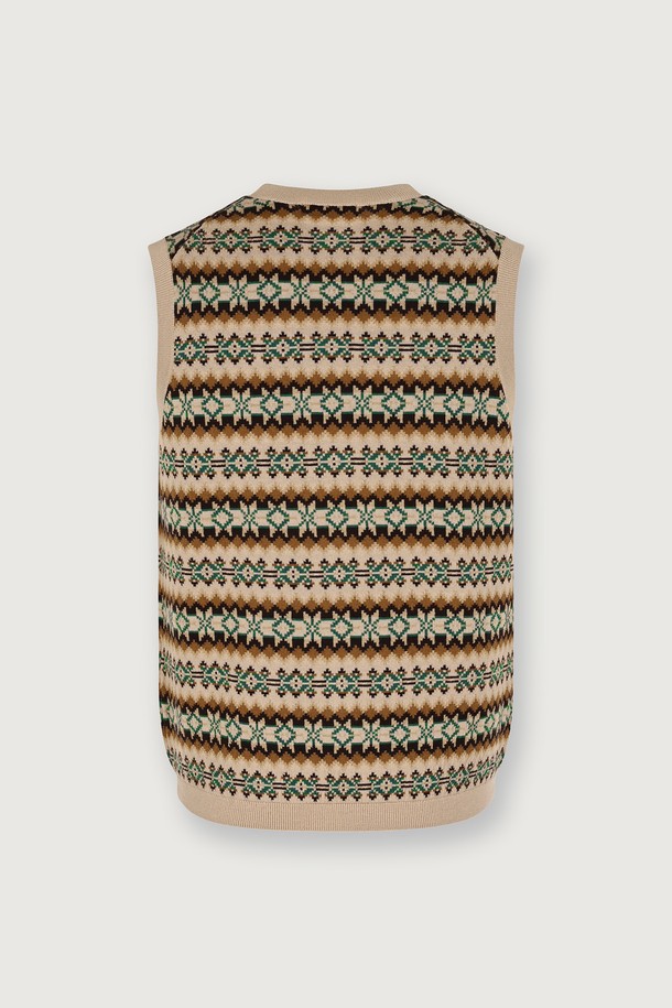 발투르 울 페어아일 베스트는 남성용 베스트로, 가을과 겨울에 착용하기 좋습니다. 아게이트 베이지 컬러의 레귤러핏으로 제작되었으며, 클래식하고 미니멀한 스타일을 연출합니다. 두꺼운 울 소재에 부드러운 촉감, 다색 자카드 편직과 기하학 패턴의 페어아일 무늬가 특징입니다. V넥 라인과 민소매 디자인으로, 버튼 여밈 방식과 천연 소재 단추, 곡선 형태 마감 디테일이 돋보입니다. 비즈니스 캐주얼, 출근룩, 겨울 데일리룩 등 다양한 TPO에 활용할 수 있습니다.
